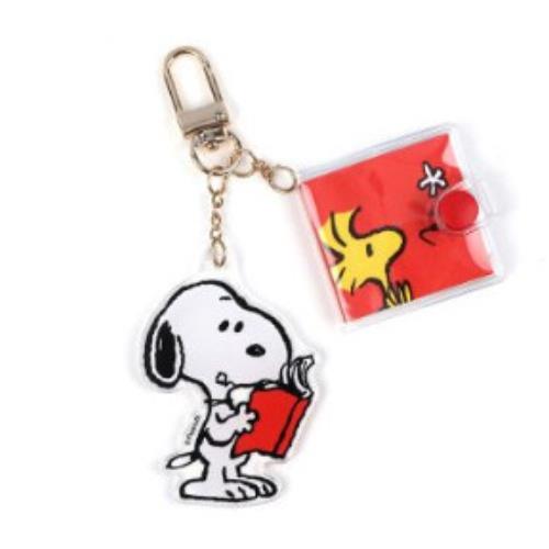 PEANUTS SNOOPY ACRYLIC KEYRING - READING